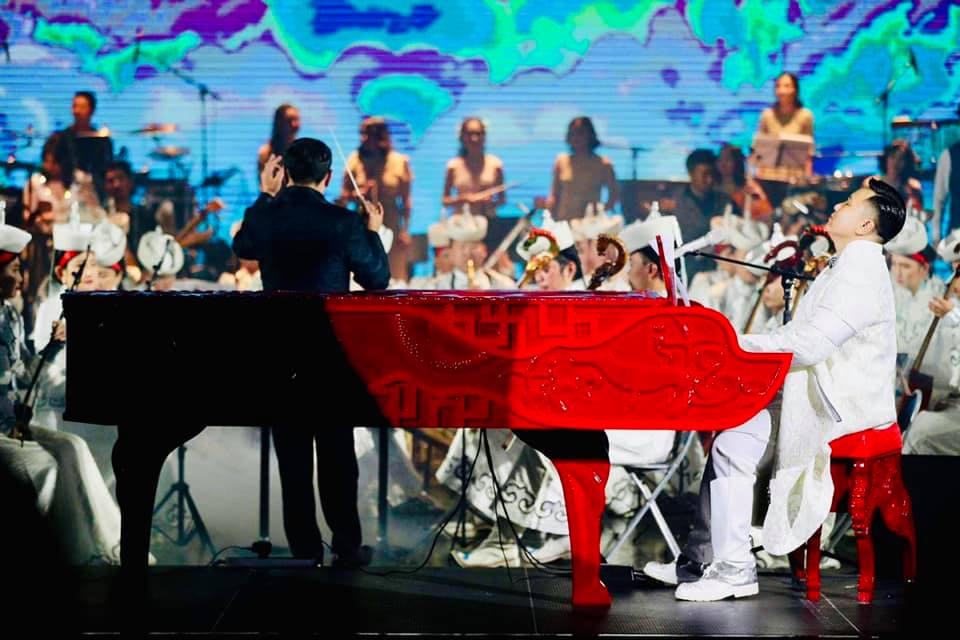 Төглөлдөр хуурч Чинбаа фенүүддээ “Хязгааргүйн цаана” тоглолтоороо сар шинийн бэлэг барина